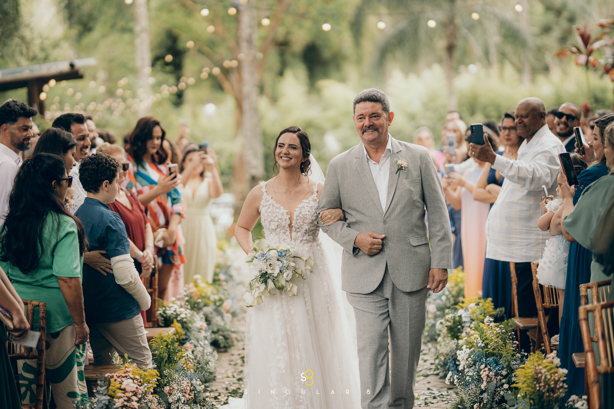 Noiva caminhando para a cerimônia de casamento ao ar livre no Rancho Santa Maria.