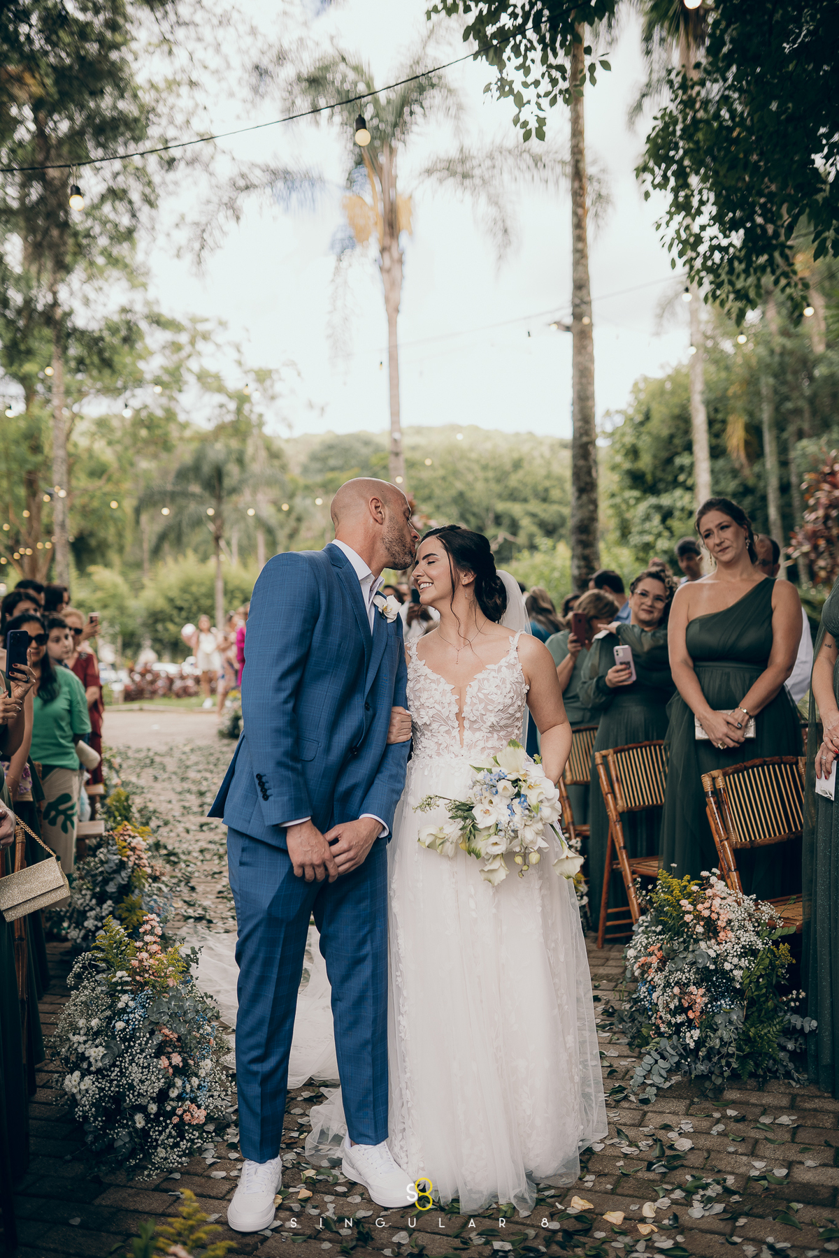 Noivo beijando a testa da noiva durante a cerimônia de casamento no Rancho Santa Maria.