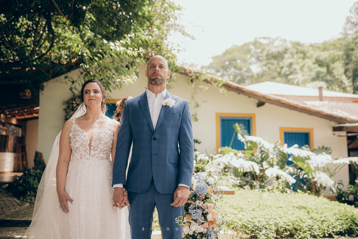 Noivos celebrando a cerimônia de casamento no Rancho Santa Maria.