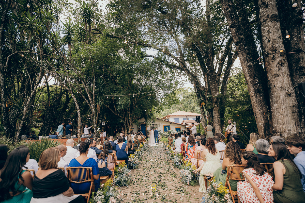 Cerimônia de casamento ao ar livre no Rancho Santa Maria, em Mairiporã.