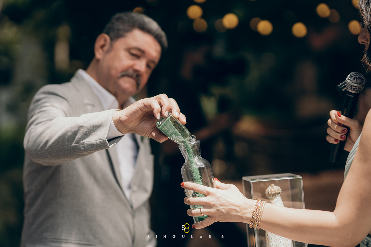 Casamento ao ar livre com cerimônia em meio à natureza.