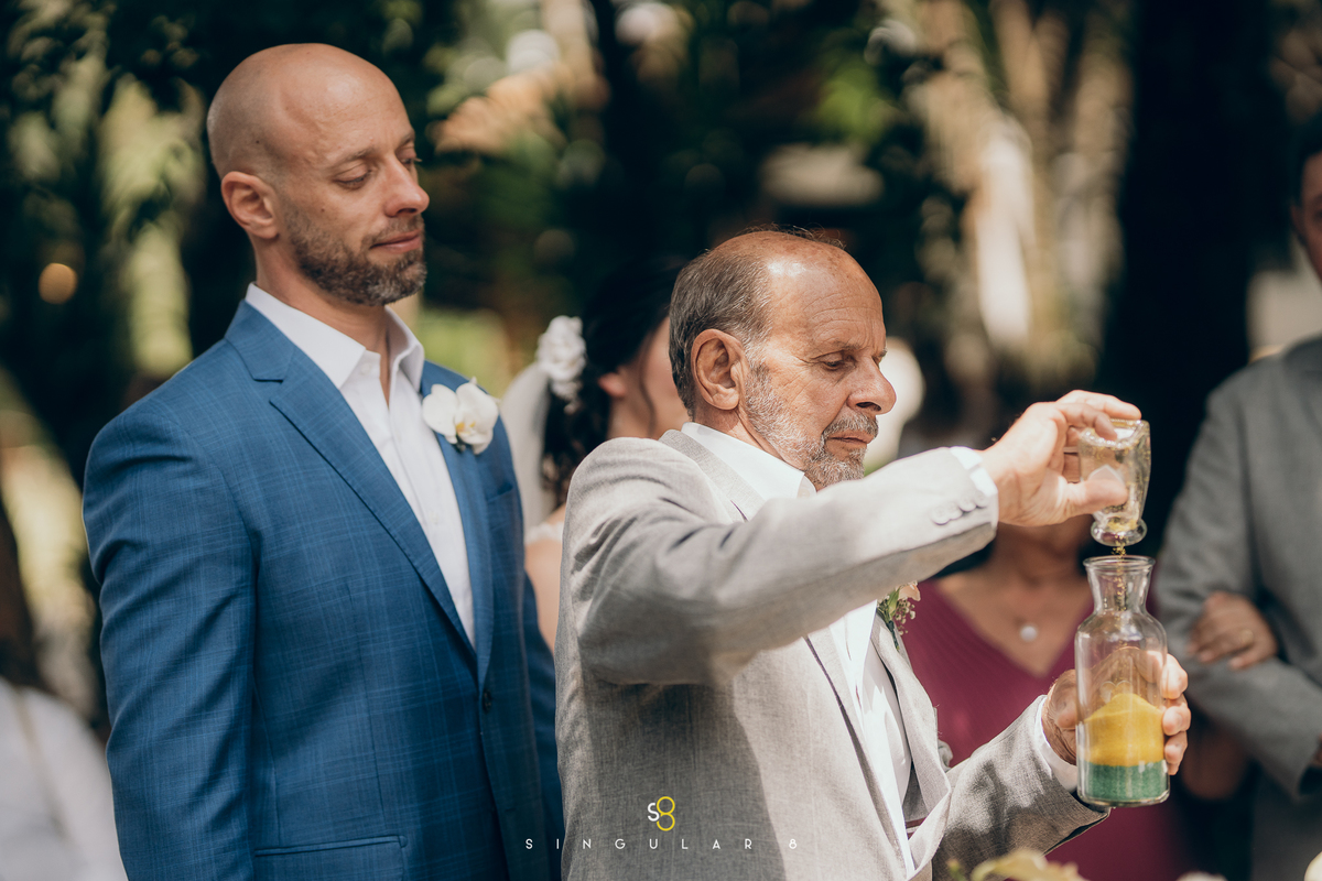 Noivos celebrando o amor durante a cerimônia de casamento.