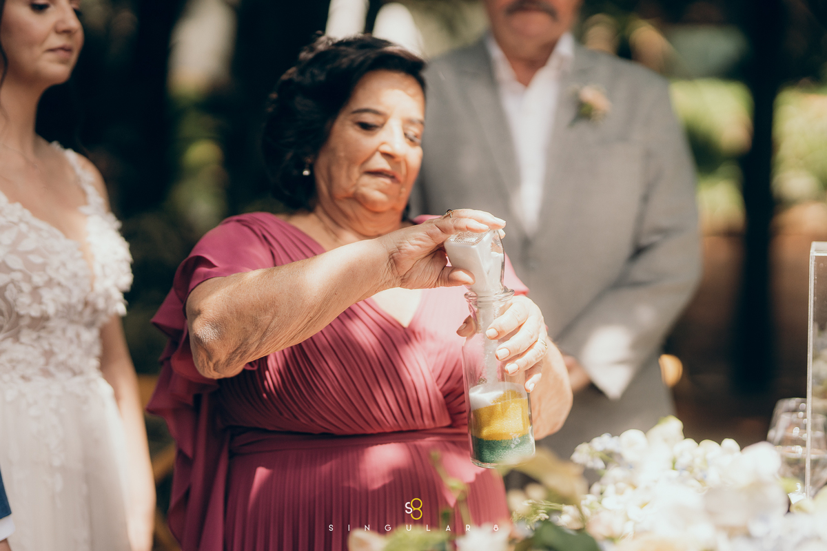 Momento de emoção na cerimônia de casamento em Mairiporã.