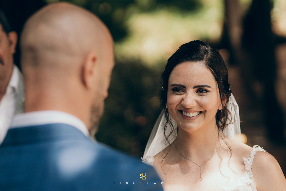 Troca de olhares durante a cerimônia de casamento no Rancho Santa Maria.