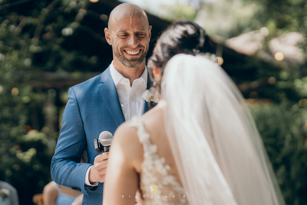 Noivos vivendo a cerimônia de casamento em um cenário romântico.