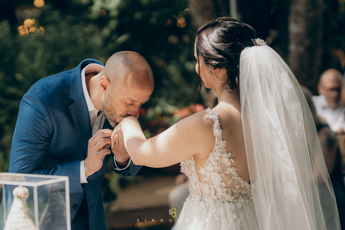 Troca de alianças na cerimônia de casamento no Rancho Santa Maria.