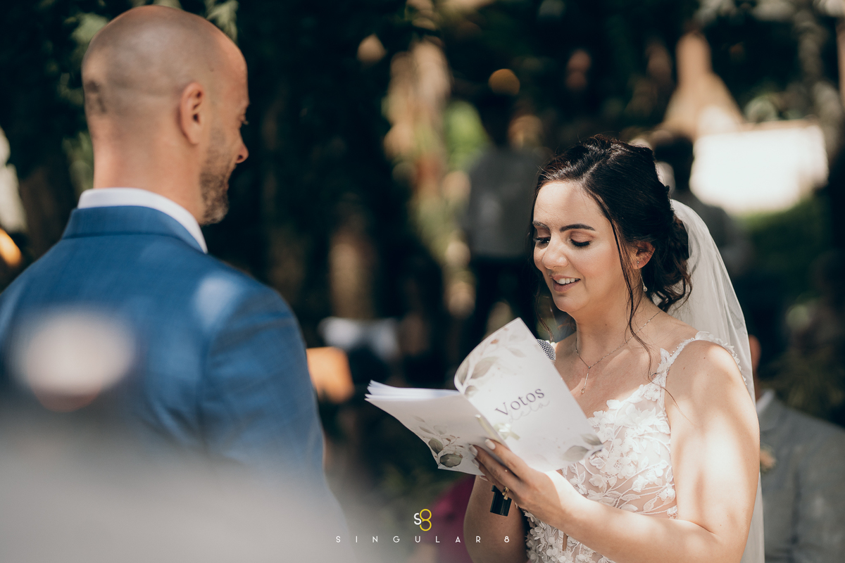 Troca de votos durante a cerimônia de casamento ao ar livre.