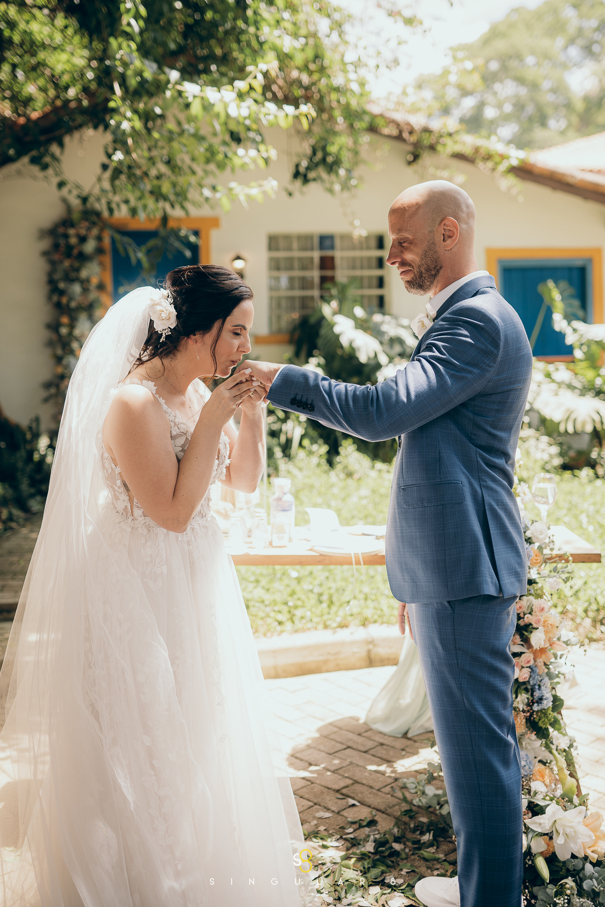 Noivos emocionados durante a celebração do casamento de dia.