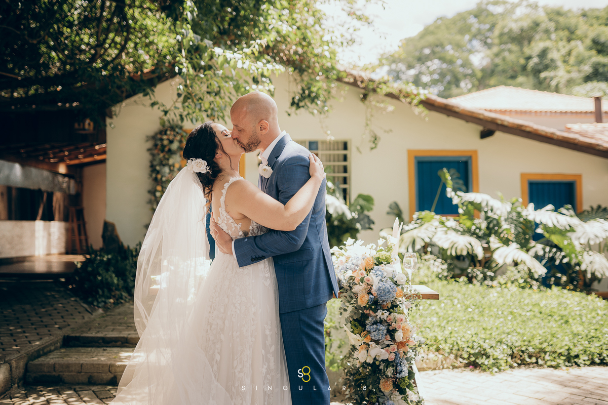 Beijo dos noivos durante a cerimônia de casamento no Rancho Santa Maria.