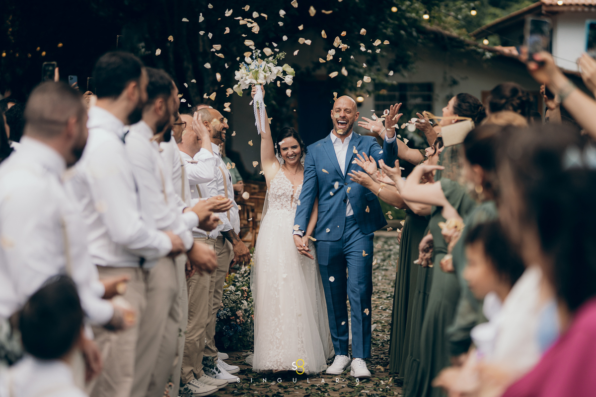 Saída dos noivos após a cerimônia de casamento no Rancho Santa Maria.