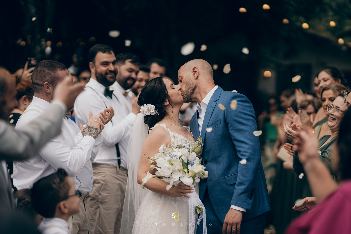 Noivos celebrando a saída da cerimônia em casamento de dia no Rancho Santa Maria.