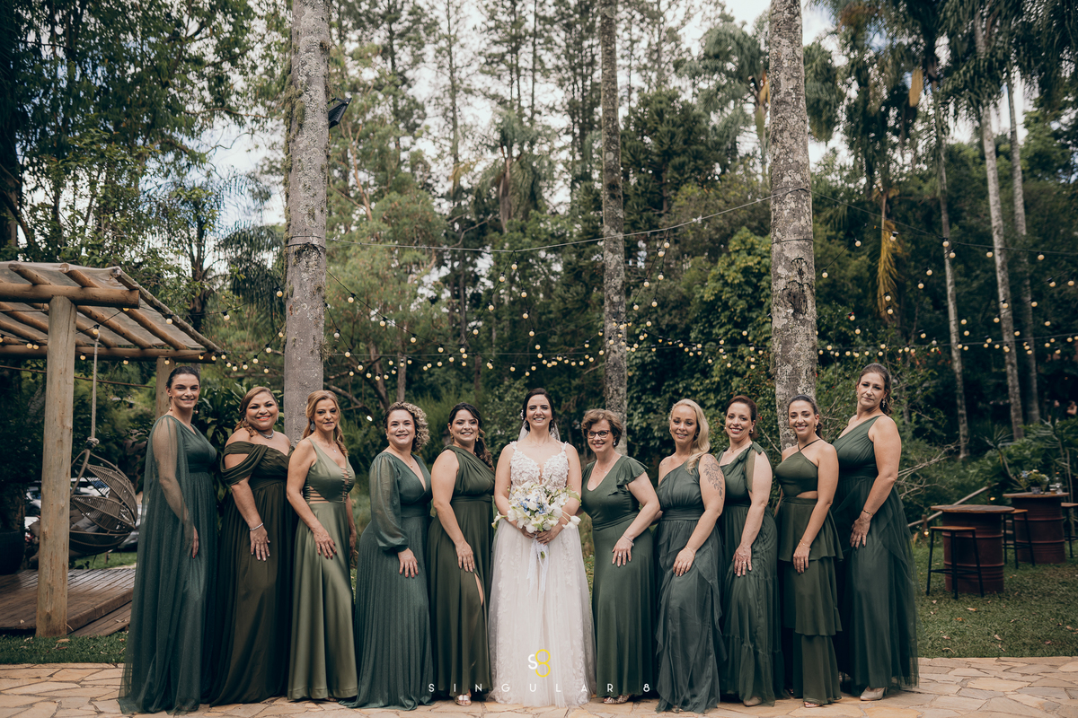 Foto dos noivos com os padrinhos após a cerimônia de casamento.