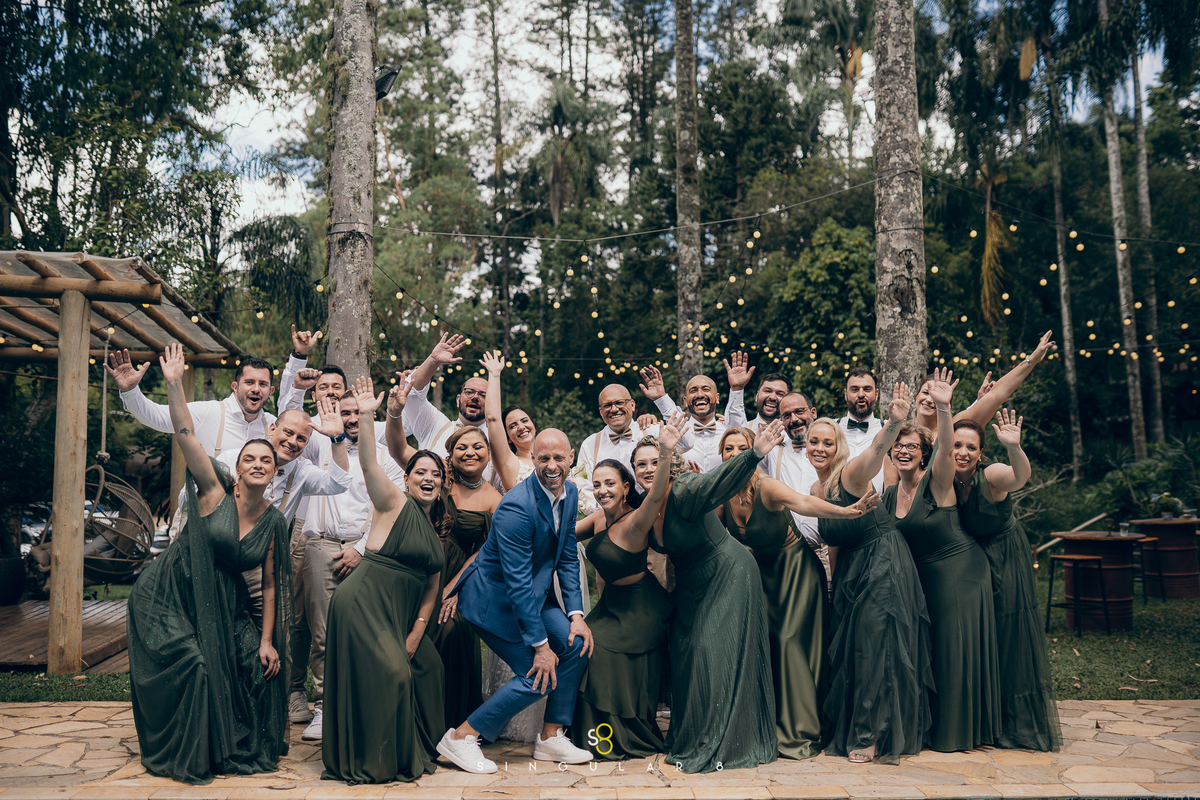 Padrinhos celebrando o casamento ao lado dos noivos no Rancho Santa Maria.