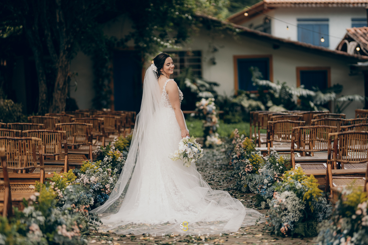 Retrato da noiva no Rancho Santa Maria, em Mairiporã, destacando elegância, delicadeza e a beleza de um casamento ao ar livre.