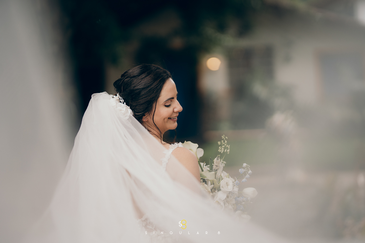 Retrato da noiva no Rancho Santa Maria, em Mairiporã, destacando elegância, delicadeza e a beleza de um casamento ao ar livre.