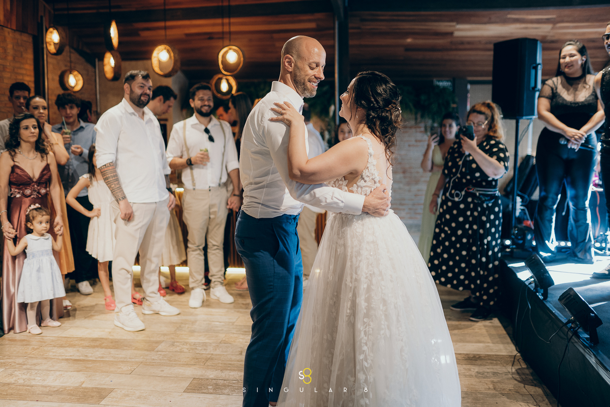 Primeira dança dos noivos durante a festa de casamento no Rancho Santa Maria.
