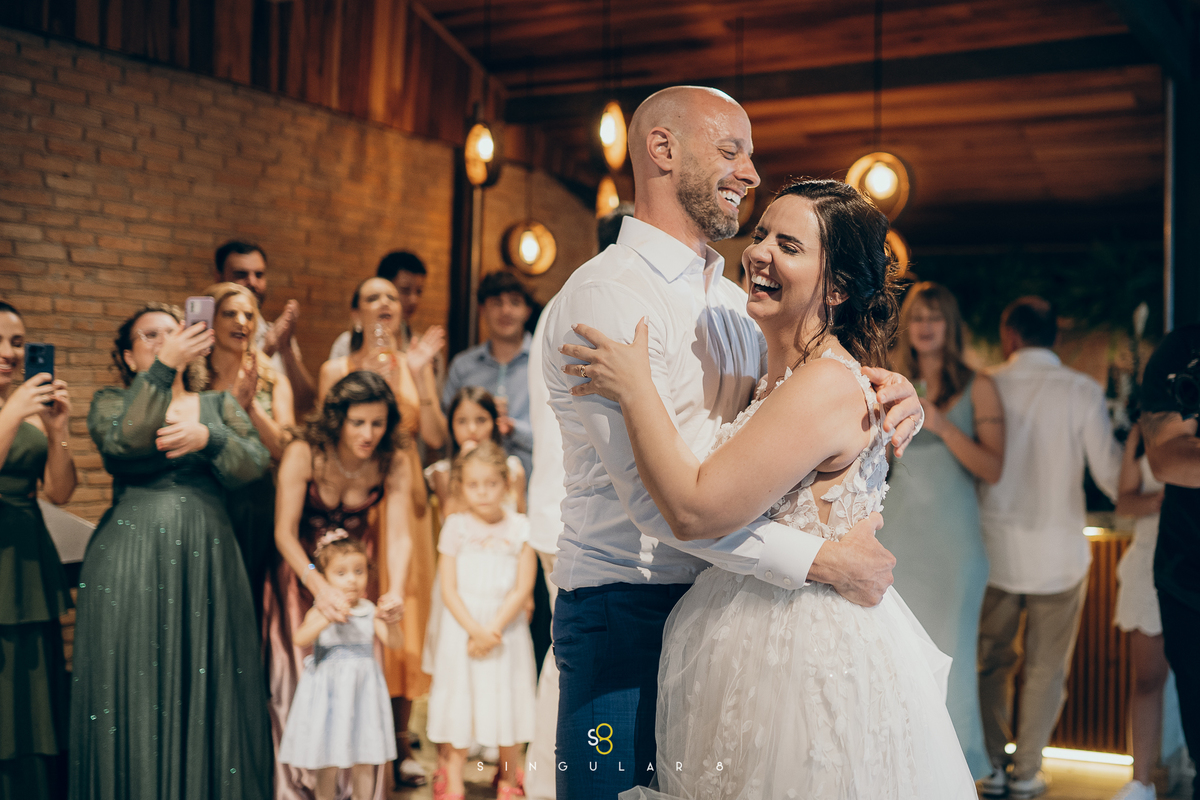 Noivos celebrando a primeira dança em casamento no Rancho Santa Maria.