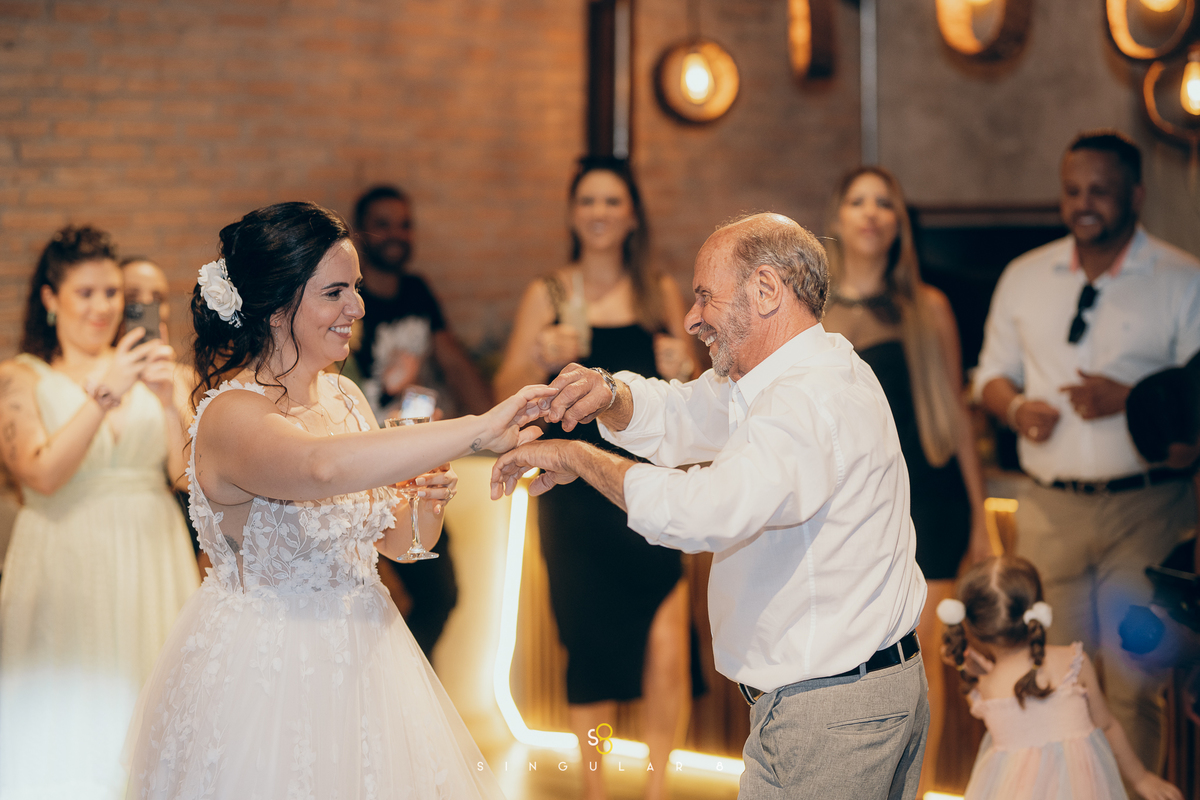 Momentos espontâneos dos noivos durante a festa de casamento.