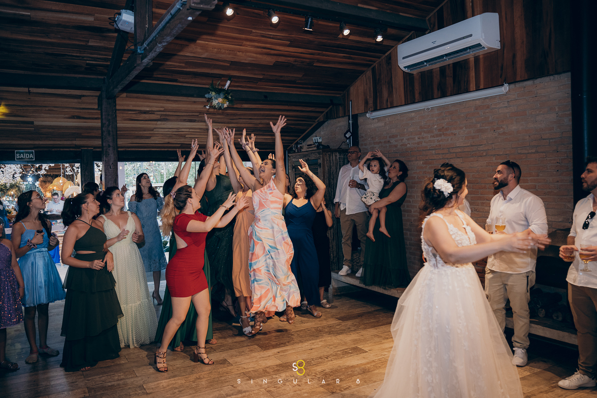 Momento do buquê na festa de casamento em Mairiporã.