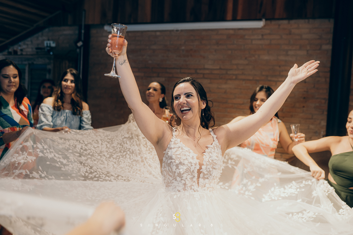 Momentos espontâneos dos noivos durante a festa de casamento.