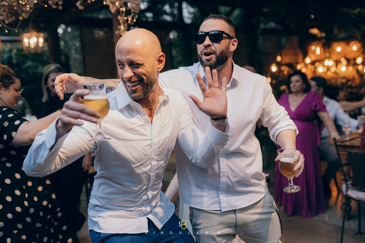 Momentos espontâneos dos noivos durante a festa de casamento.