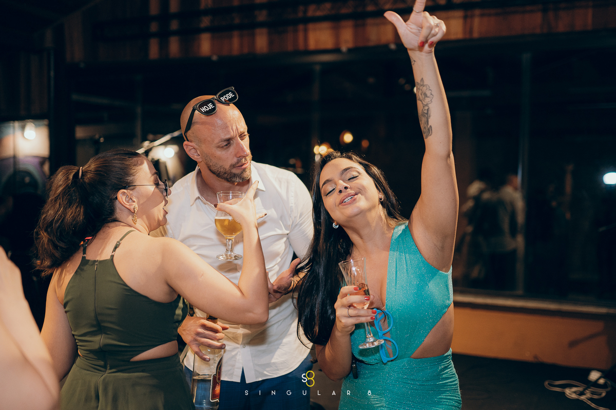 Momentos espontâneos dos noivos durante a festa de casamento.