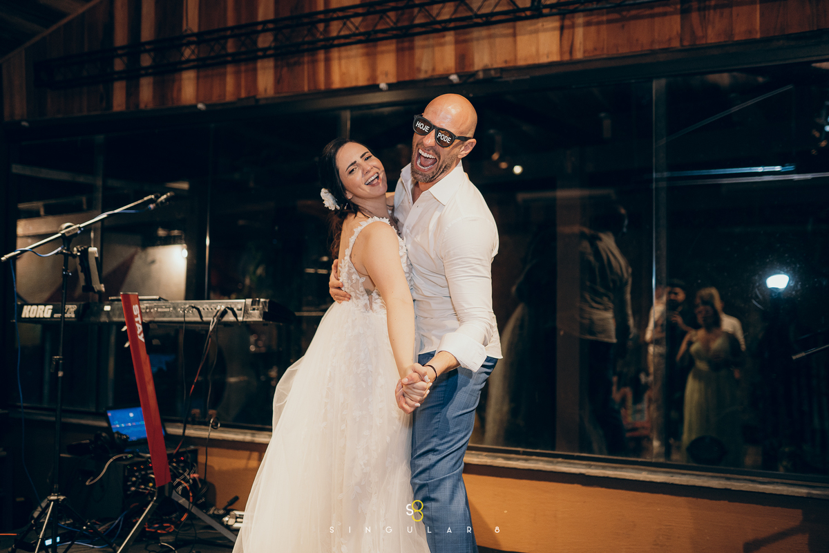 Casal aproveitando a pista de dança durante a festa de casamento.