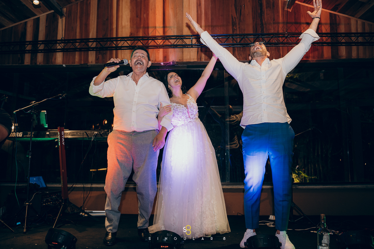 Casal vivendo momentos especiais durante a recepção do casamento.