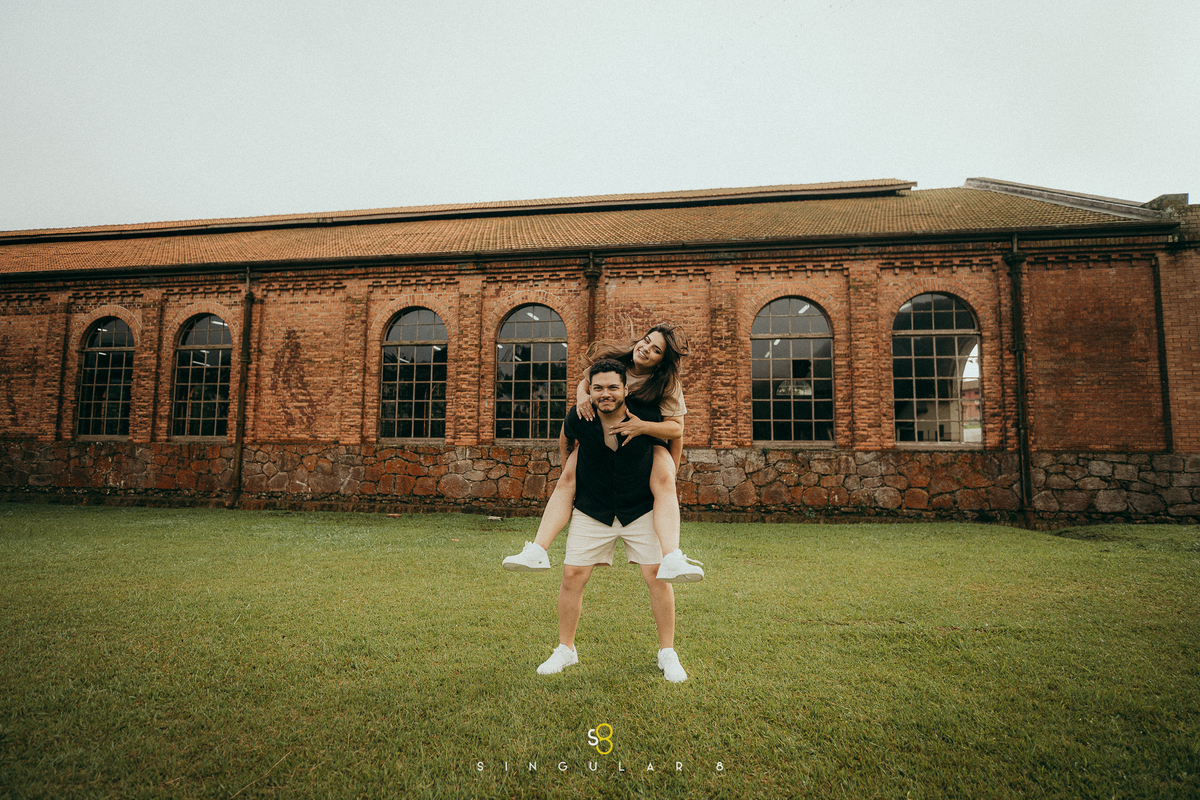 fotografia de ensaio pré casamento espontânea no amanhecer com neblina Paranapiacaba