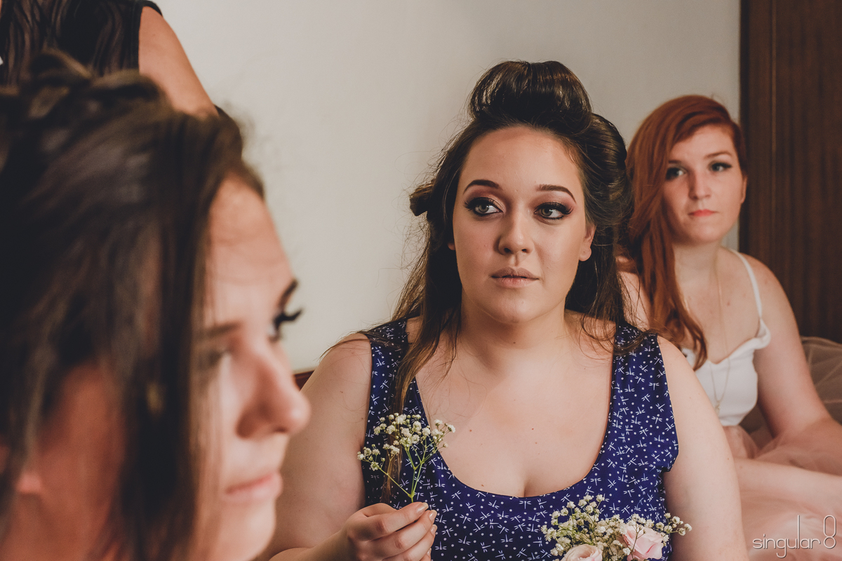 madrinhas-no-making-of-da-noiva-bouquet-de-madrinhas-penteado-para-madrinhass-noiva-se-arrumando-casamento-de-dia, sítio-quatro-irmãos-ibiuna-são-paulo-fotografo-de-casamento