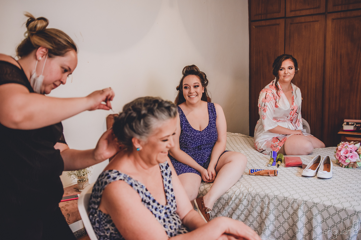 making-off-da-noiva-mae-da-noiva-cunhada-madrinhas-hobbie-penteado-de-noiva-com-flores-naturais