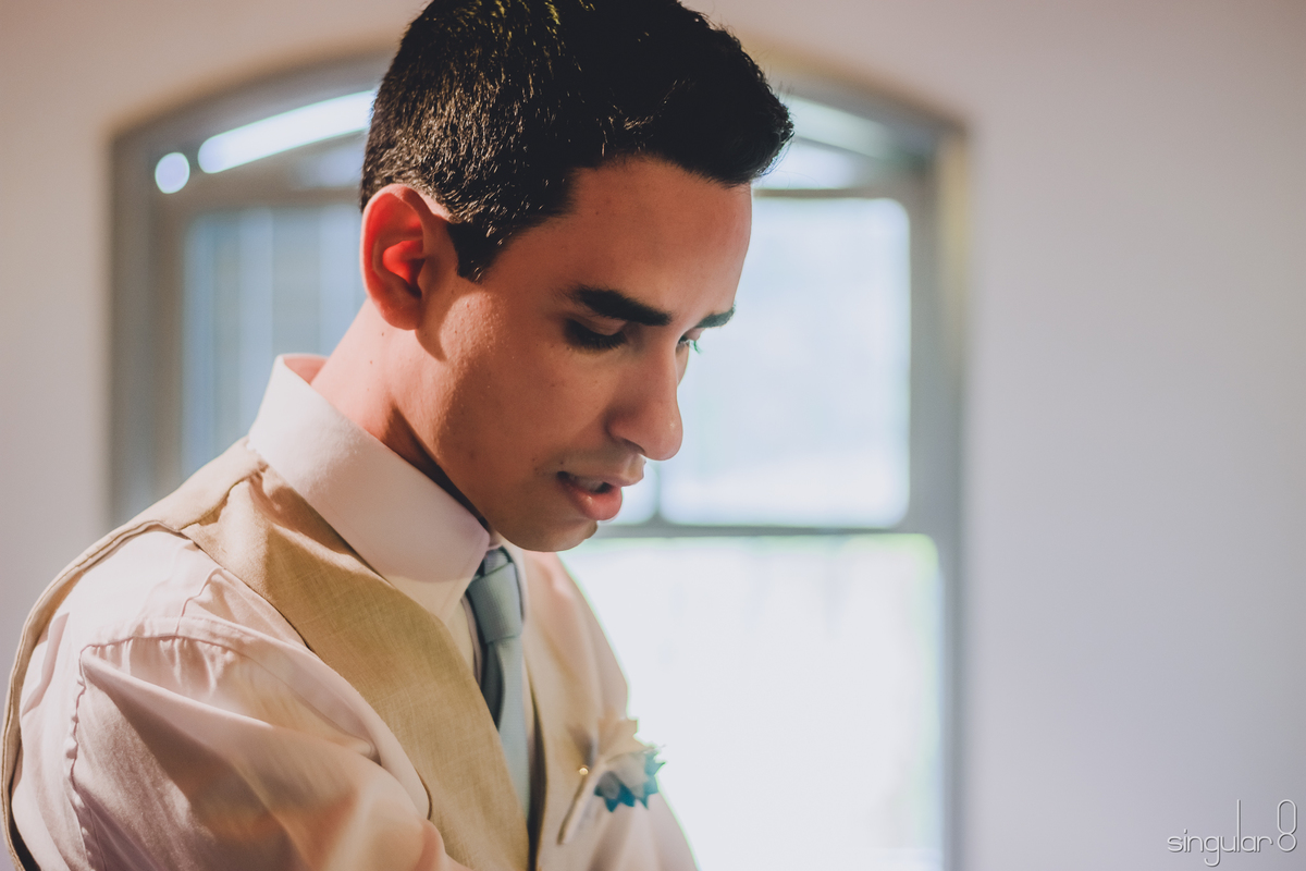 making-off-do-noivo-gravata-azul-colete-bege-noivo-diferente-casamento-de-dia-ibiuna-são-paulo-sitio-quatro-irmãos