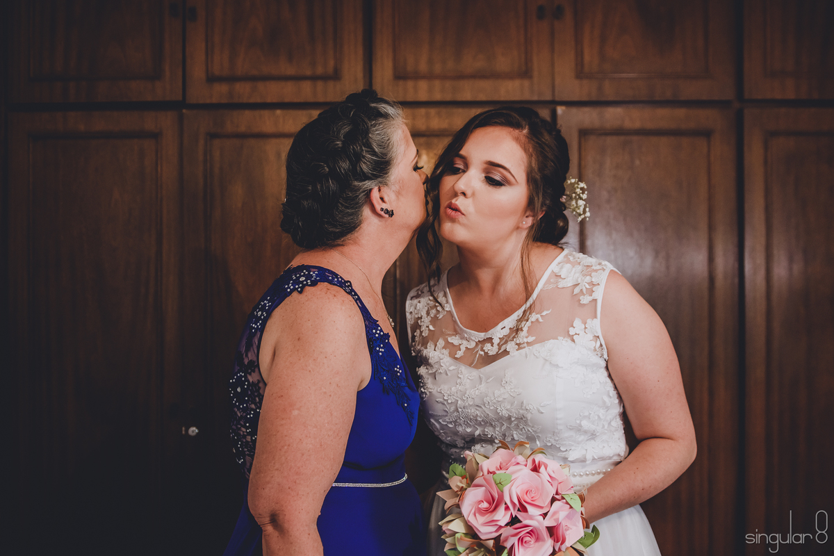 mãe-e-filha-making-off-da-noiva-mãe-da-noiva-de-vestidode-noiva-casamento-de-dia-emocionadas-bouquet-de-papel-origami