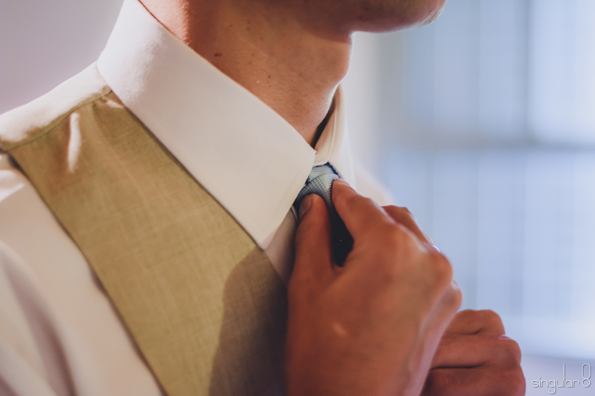 noivo-making-off-colete-bege-gravata-azul-claro-casamento-de-dia-ibiuna-sao-paulo-sitio-quatro-irmãos-fotografo-criativo-diferente