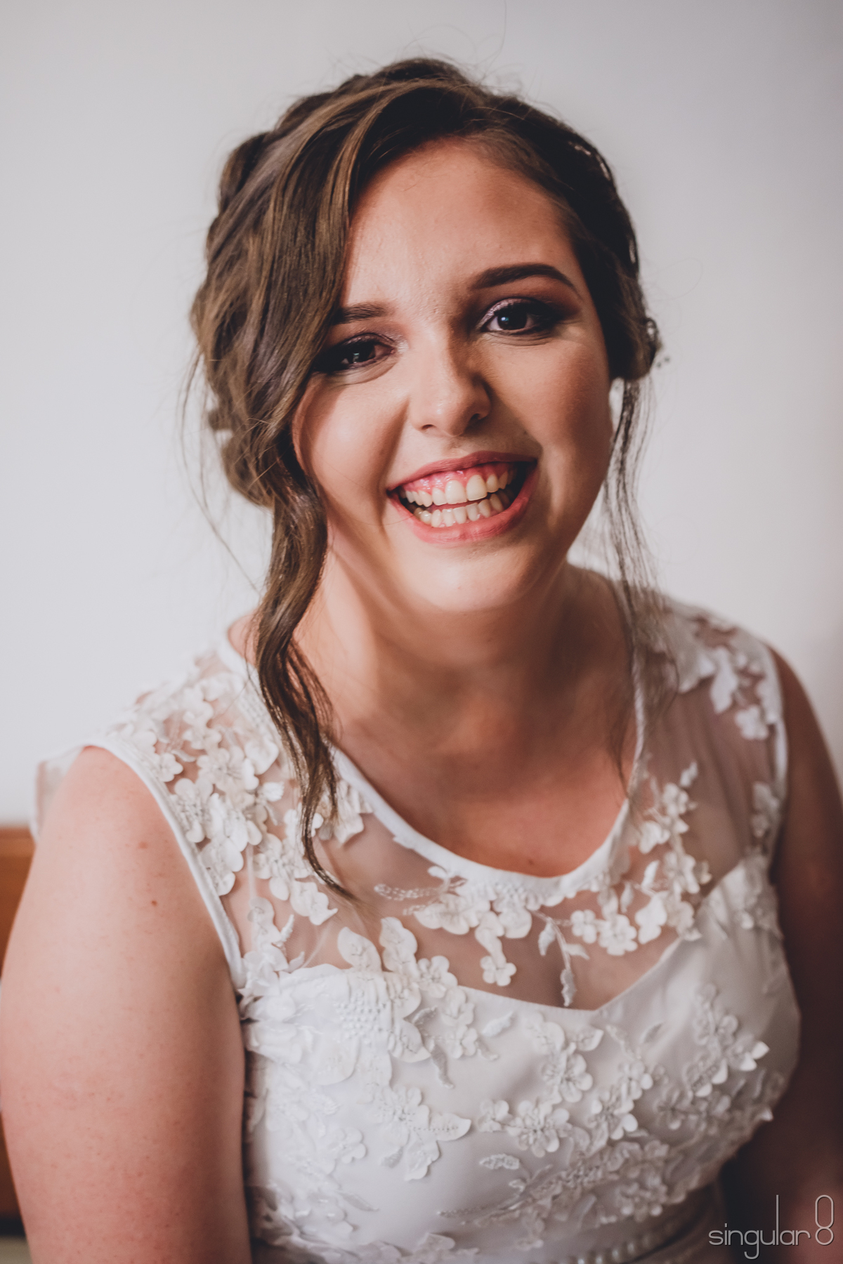 penteado-para-casamento-de-dia-sítio-noiva-com-flores-naturais-trança-no-cabelo-maquiagem-leve-clássica-makinf-off-noiva-sítio-quatro-irmãos