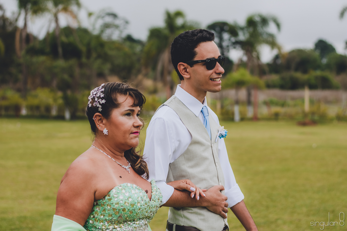 mãe-do-noivo-de-verde-casamento-de-dia-noivo-de-óculos-escuro-roupa-clara-casamento-em-ibiuna-sao-paulo