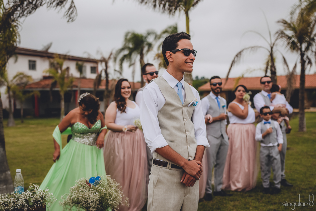 noivo-com-óculos-escuro-esperando-a-noiva-no-altar-madrinhas-emocionadas-com-roupas-iguais-casamento-de-dia-ibiuna