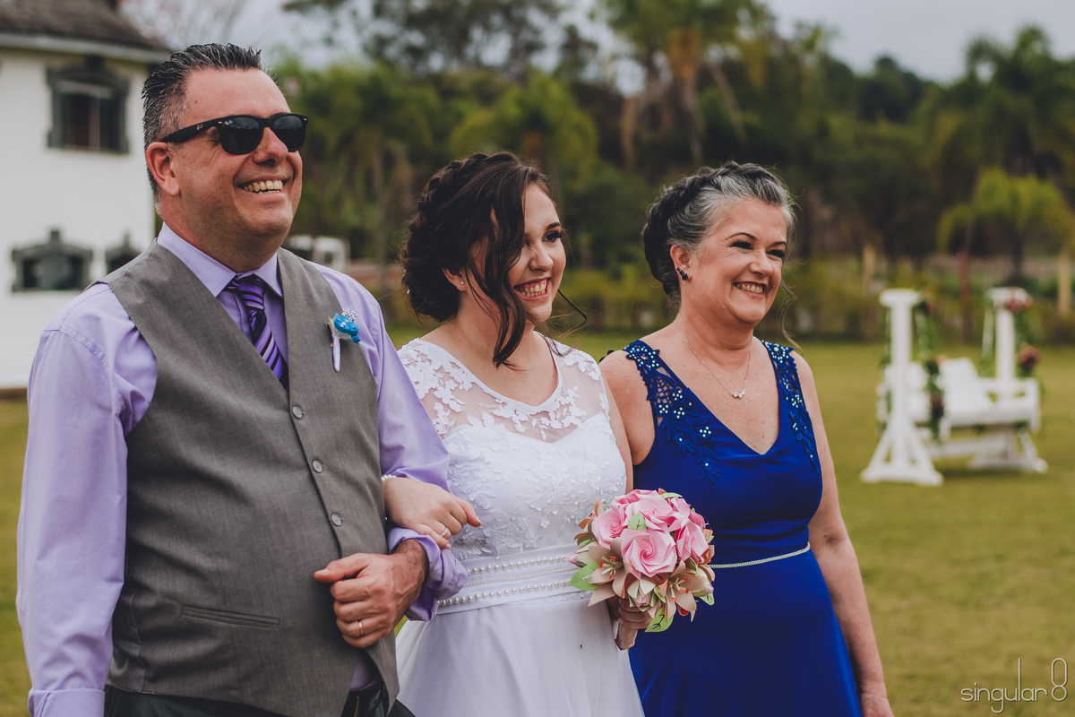 pais-da-noiva-emocionados-noiva-feliz-bouquet-de-papel-casamento-a-tarde-sitio-penteado-com-flores-naturais