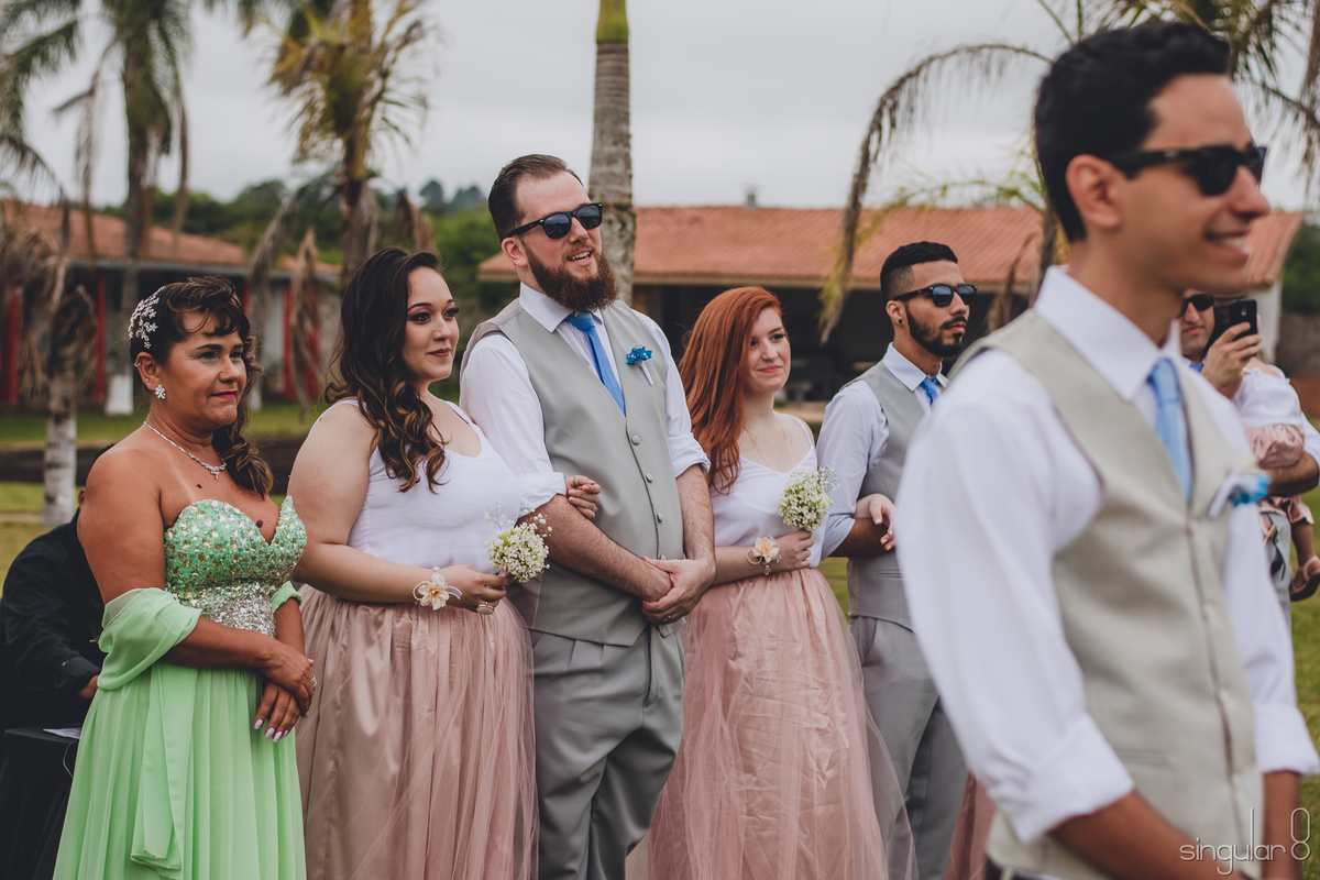 casamento-bia-e-deivid-ibiuna-sao-paulo-padrinhos-e-madrinhas-emocionados-na-entrada-da-noiva-cerimonia-religiosa-noivo-com-óculos-escuros