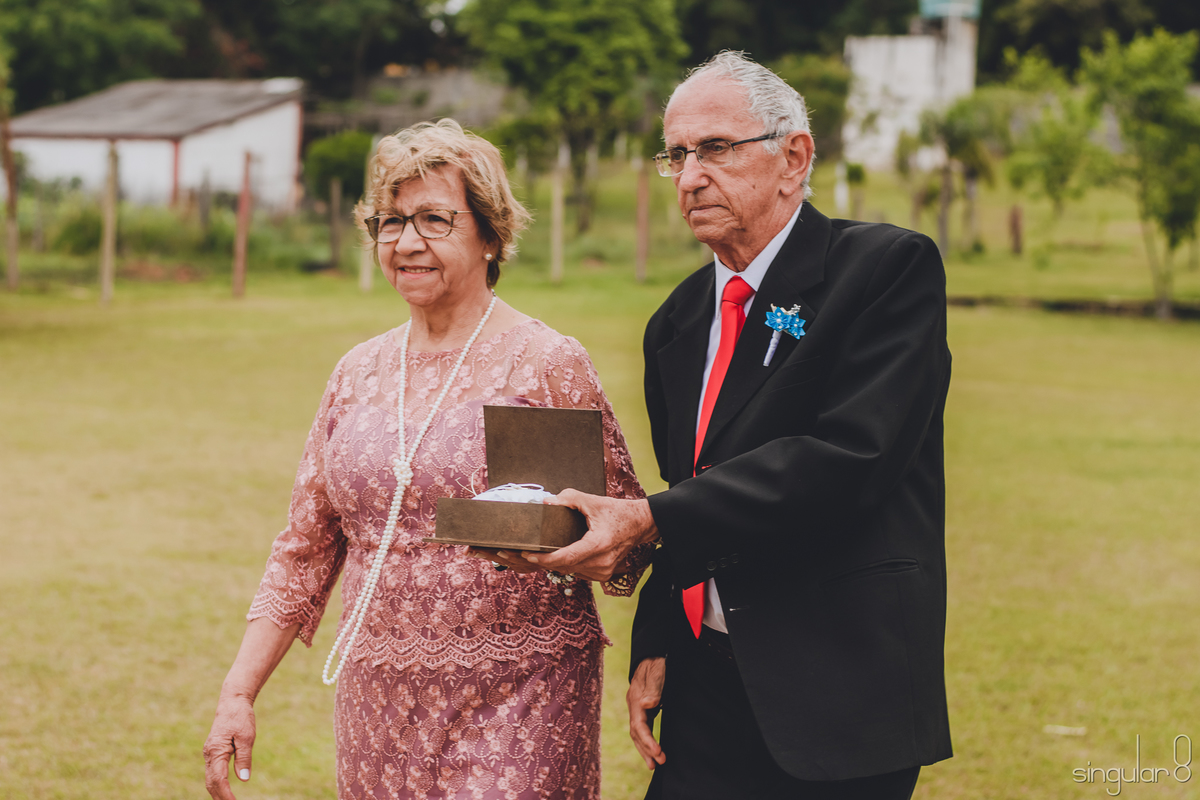 avós-na-cerimônia-entrada-das-alianças-casamento-bia-e-deivid-de-dia-sitio-quatro-irmãos-ibiuna-sao-paulo