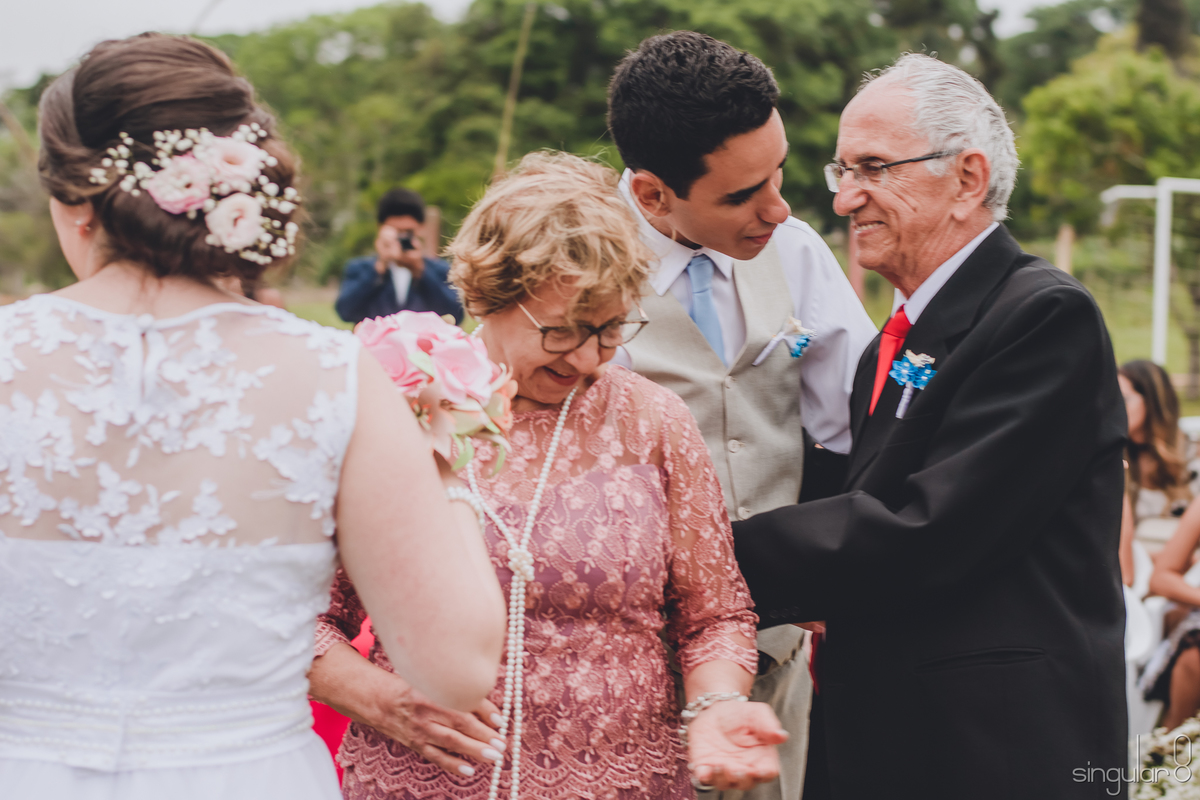cumprimentos-dos-avos-noivos-bia-e-deivid-casamento-de-dia-cerimonia-religiosa-evangélica-sitio-quatro-irmaos-fotografo-ibiuna