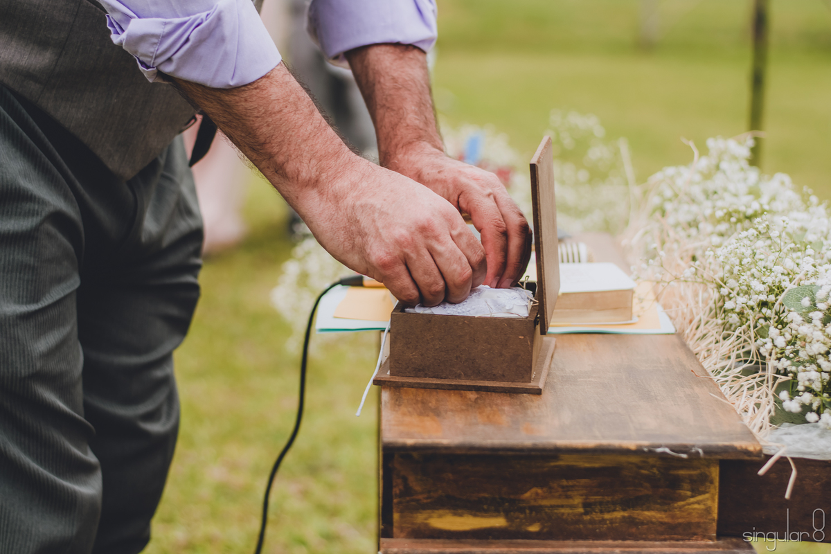 alianças-em-caixa-de-madeira-boquet-de-mosquitinho-decoração-rústica-casamento-bia-e-deividi-de-dia-ibiuna-sitio