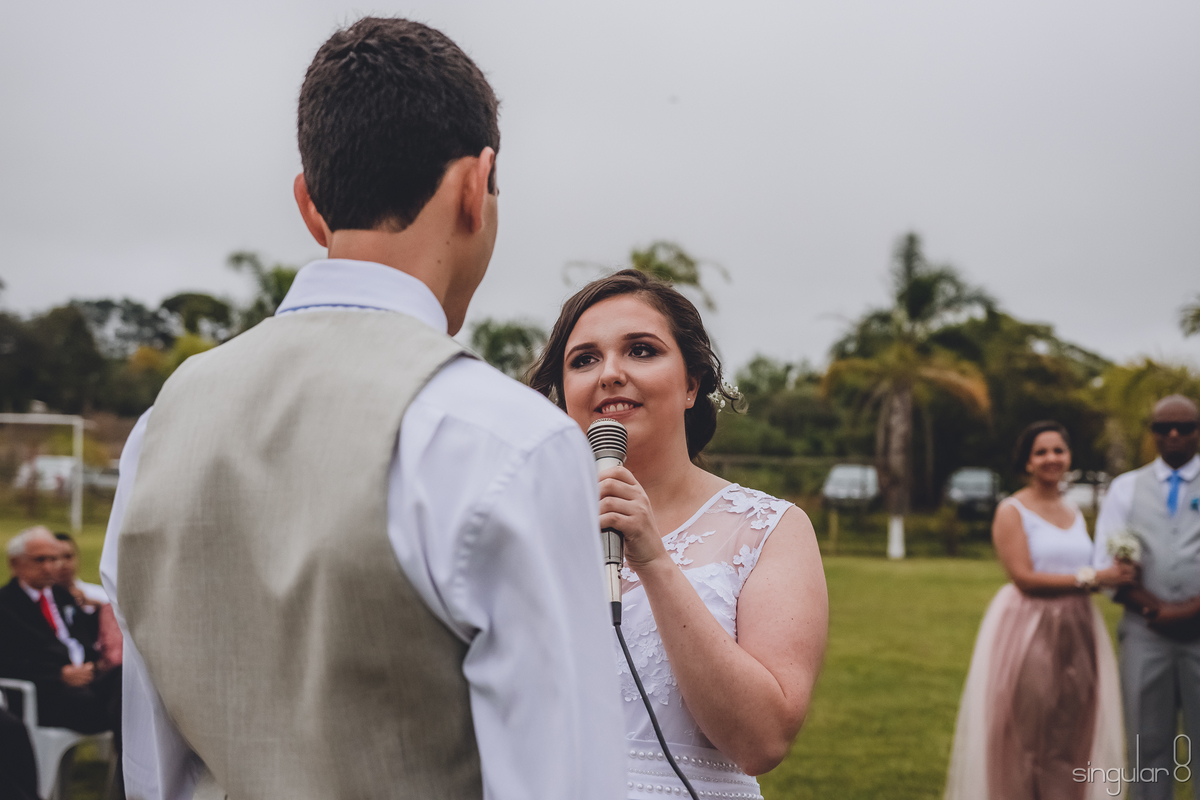 noiva-falando-os-votos-madrinha-emocionada-noivo-de-bege-casamento-de-dia-cerimonia-religiosa-evangélica-sitio-quatro-irmaos