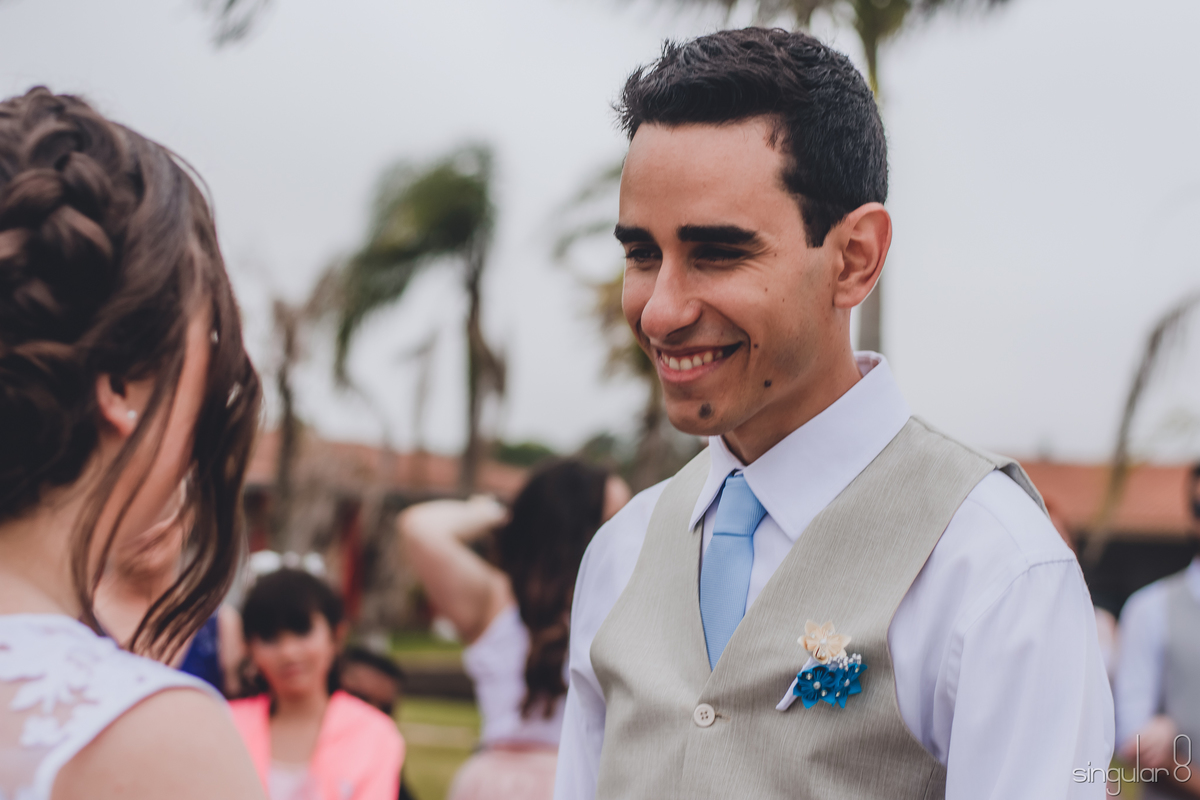 noivo-emocionado-momento-dos-votos-casamento-evangélico-sitio-ibiuna-são-paulo-fotografo-criativo-diferente-fotojornalismo