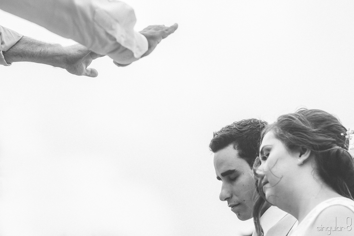 casal-recebendo-a-benção-cerimônia-evangélica-sitio-de-dia-casamento-ibiuna-fotografo-sao-paulo