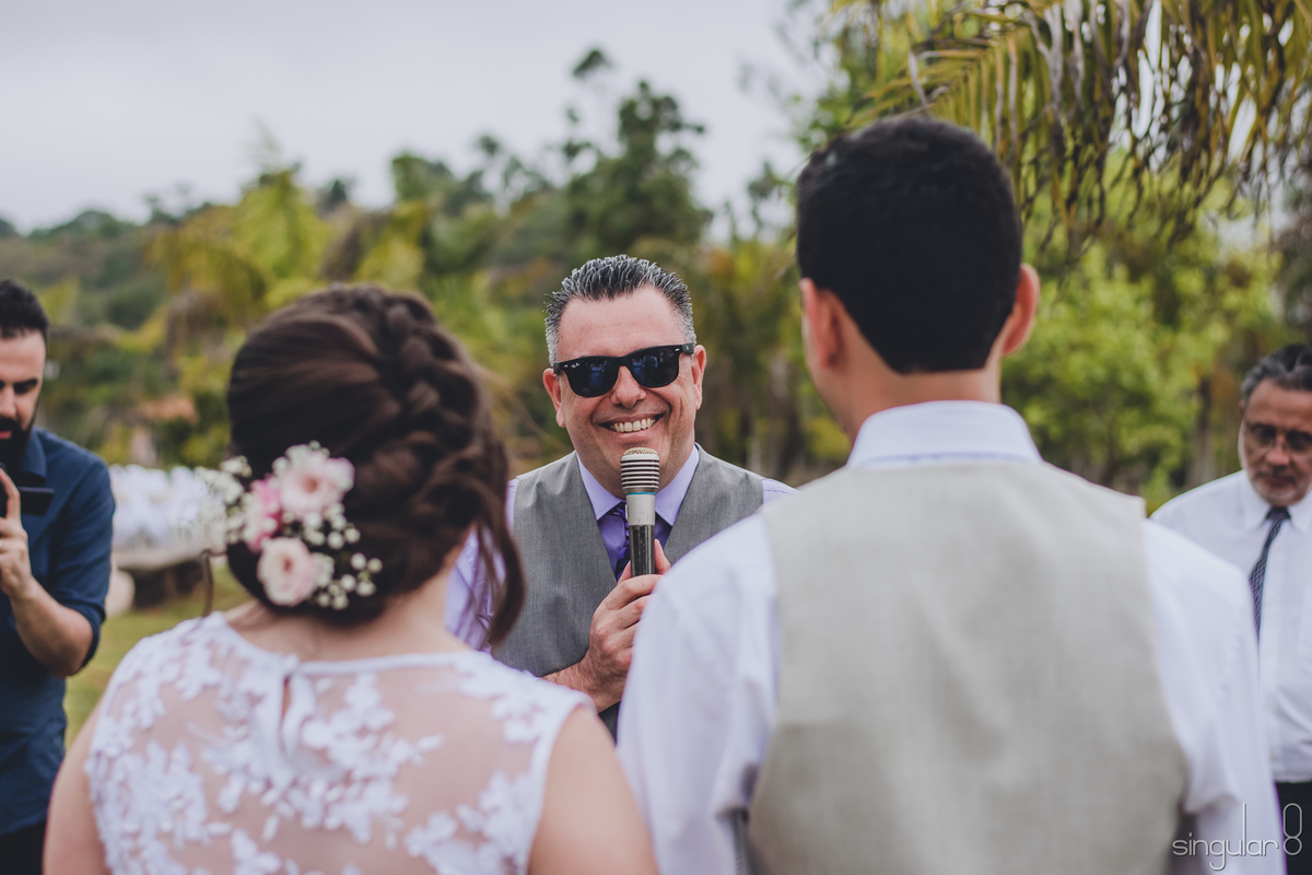 pastor-de-oculos-escuro-celebrante-animado-casamento-de-dia-ibiuna-sao-paulo-singular-fotografia-criativa-diferente