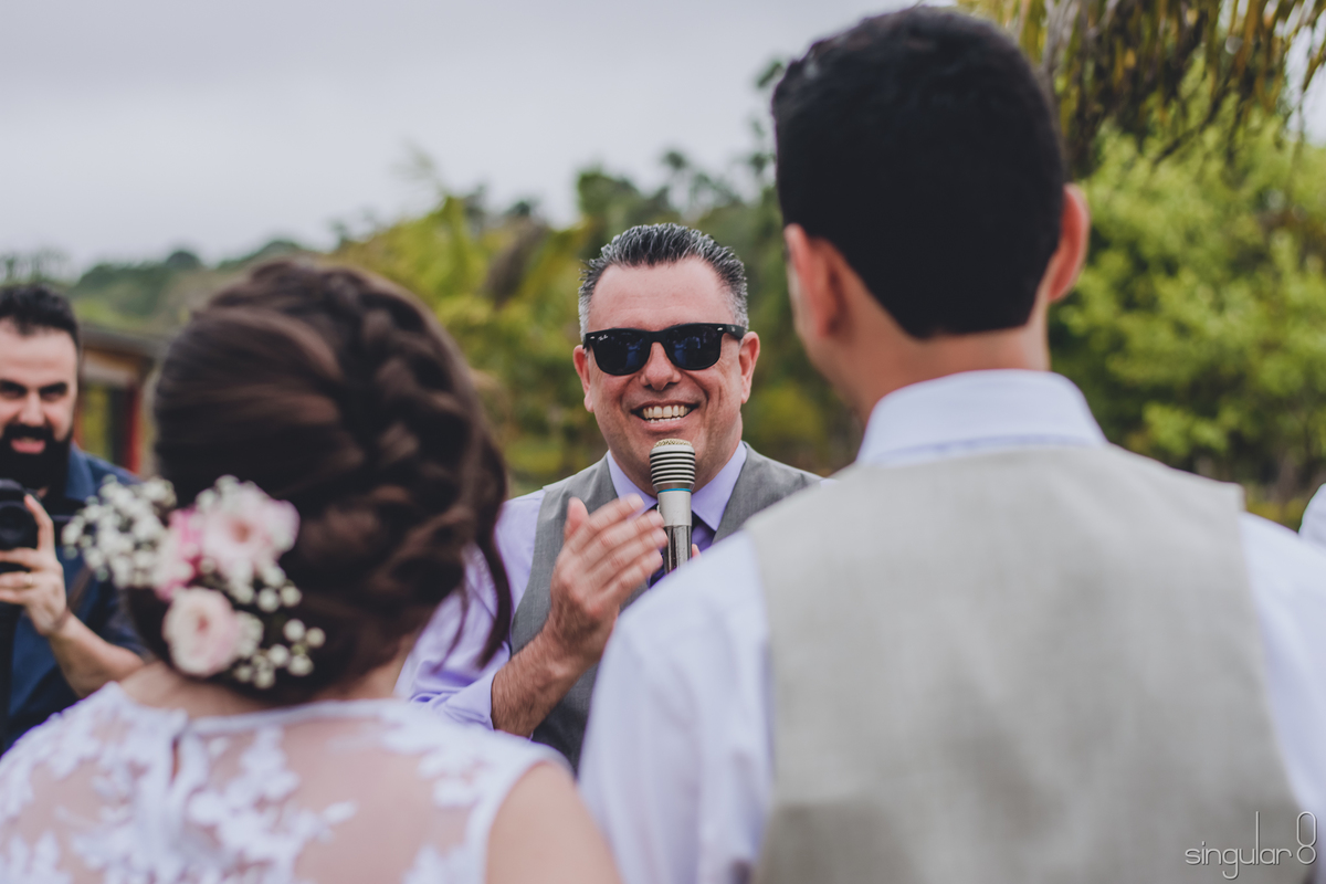 pastor-animado-celebrando-casamento-de-oculos-escuro-penteado-da-noiva-trança-com-flores-naturais-sitio-quatro-irmãos-ibiuna