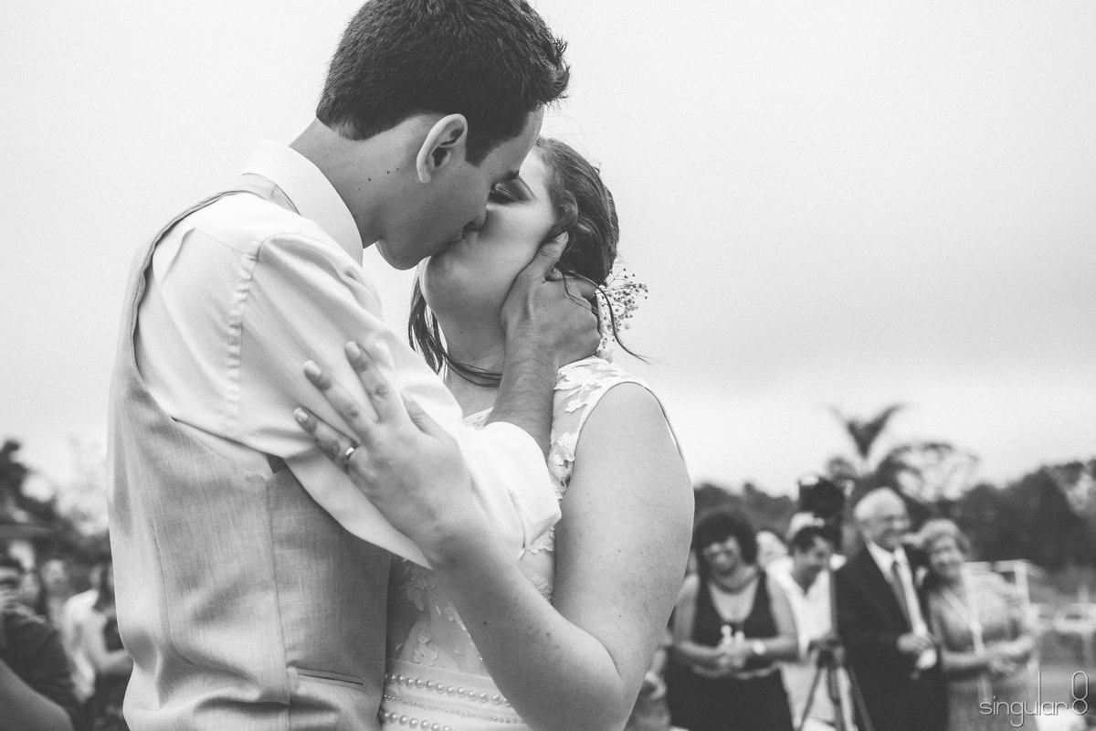 beijo-dos-noivos-cerimonia-evangélica-de-dia-sitio-ibiuna-são-paulo-singular-fotografia-criativa