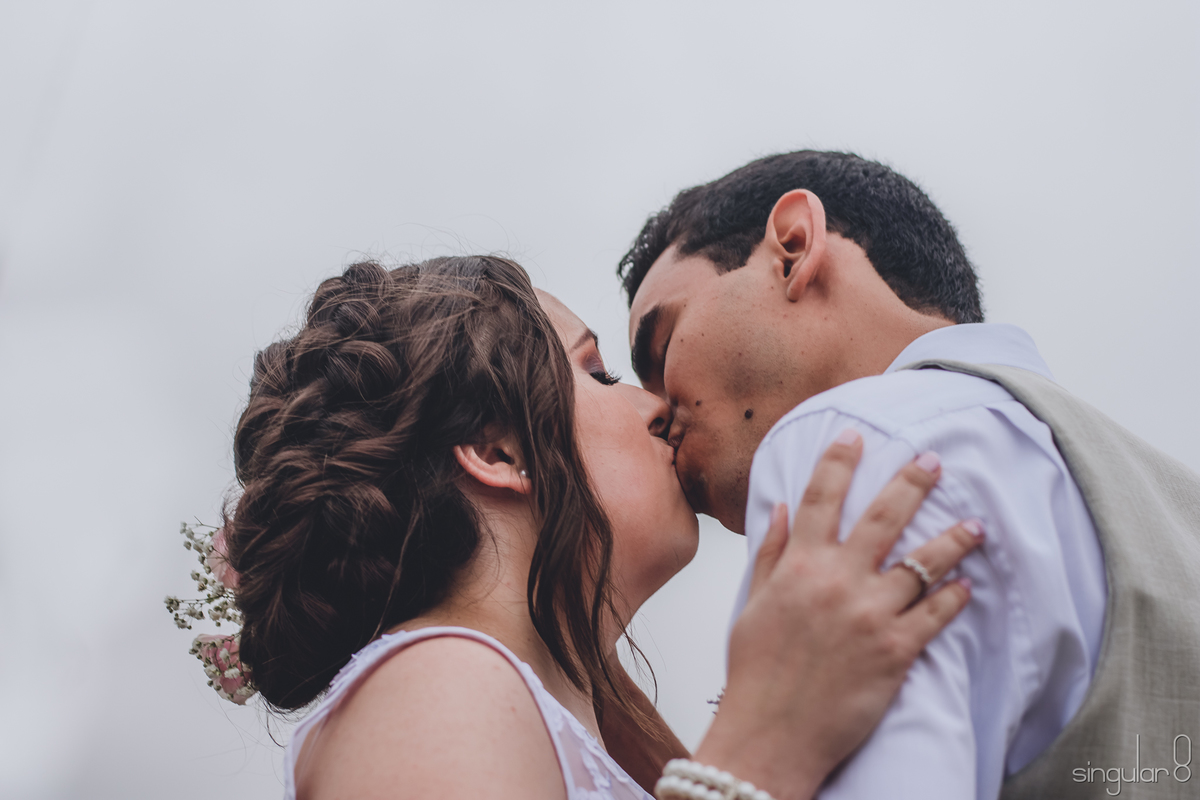 noivos-se-beijando-após-cerimônia-casal-divertido-casamento-animado-de-dia-evangélico-são-paulo