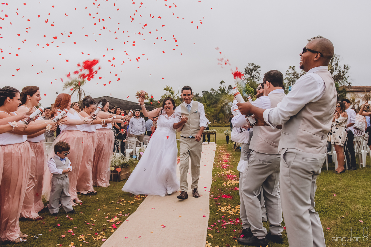 saída-dos-noivos-casamento-de-dia-com-confete-de-papel-vermelho-madrinhas-vestidas-iguais-padrinhos-iguais